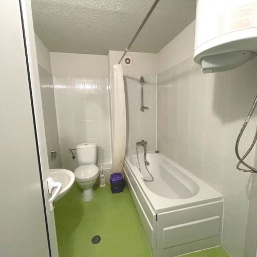 four leaf clover bansko studio apartment bathroom with bathtub